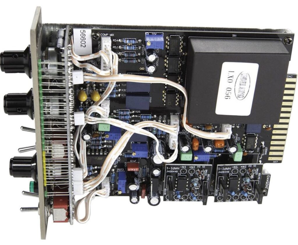 Lindell Audio 7X-500 inside